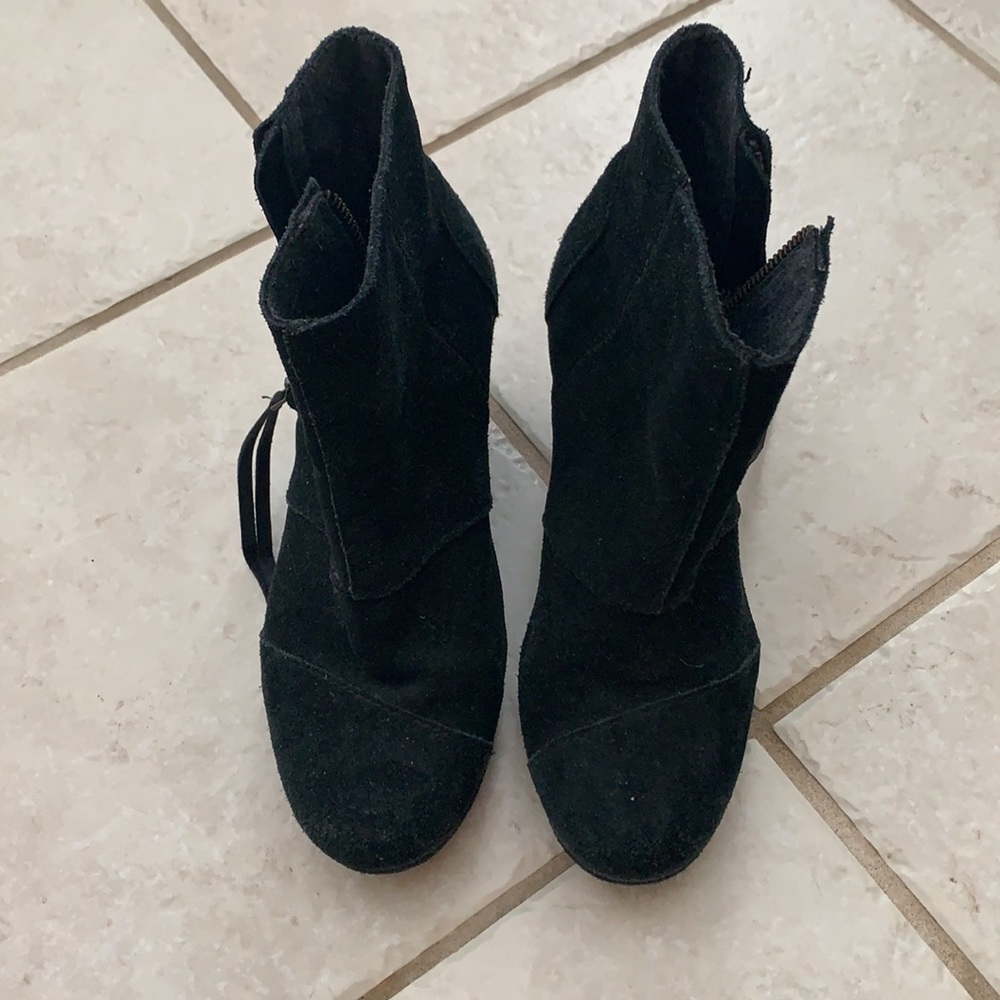 𝙑𝙂𝙐𝘾 𝙏𝙊𝙈𝙎 𝖲𝗎𝖾𝖽𝖾 booties - 𝙎𝙄𝙕𝙀 6 - Picture 2 of 5